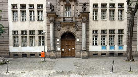 ARCHIV - 22.05.2025, Berlin: Blick auf den Eingang der Carl-Bolle-Grundschule in Berlin-Moabit. (zu dpa: «Eltern fordern: Mobbing-Vorfälle an Schule aufarbeiten») Foto: Sebastian Gollnow/dpa +++ dpa-Bildfunk +++