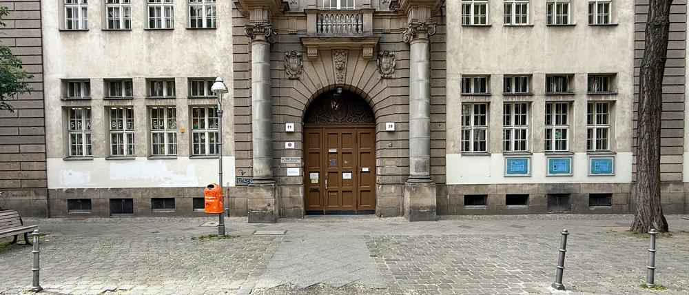 Blick auf den Eingang der Carl-Bolle-Grundschule in Berlin-Moabit.