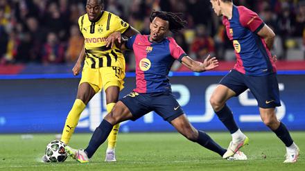 Jamie Gittens (l) könnte aus Dortmund zum FC Chelsea wechseln.