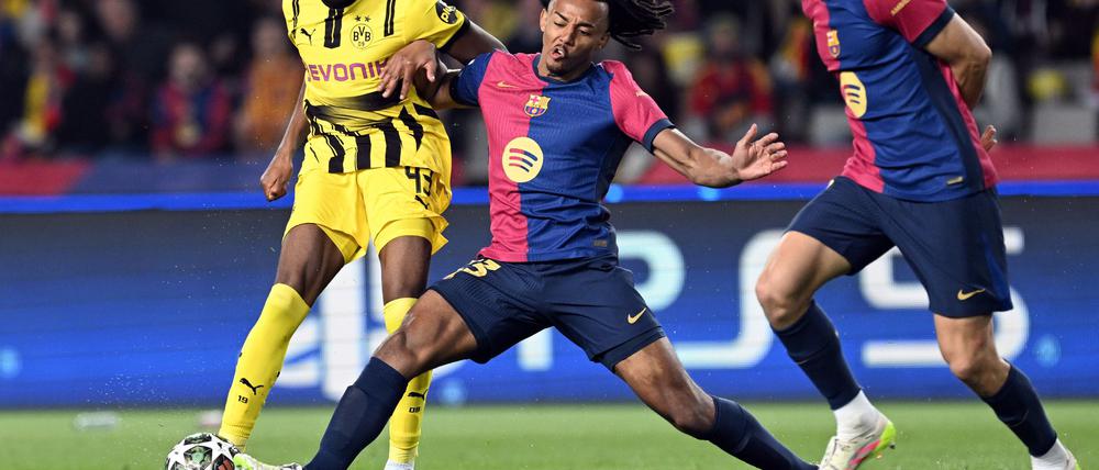 Jamie Gittens (l) könnte aus Dortmund zum FC Chelsea wechseln.