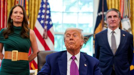 US-Präsident Donald Trump sitzt im Oval Office