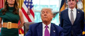 US-Präsident Donald Trump sitzt im Oval Office