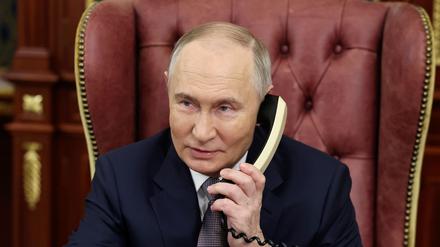 Kremlchef Putin telefoniert noch gern mit einem Schnurtelefon, für Russen mit Smartphone soll es aber neue Services unter staatlicher Aufsicht geben. (Archivbild)