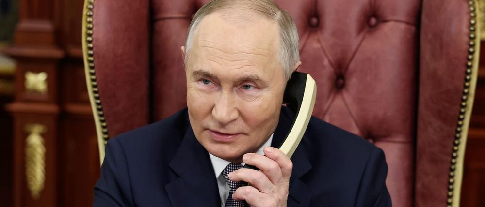 Kremlchef Putin telefoniert noch gern mit einem Schnurtelefon, für Russen mit Smartphone soll es aber neue Services unter staatlicher Aufsicht geben. (Archivbild)