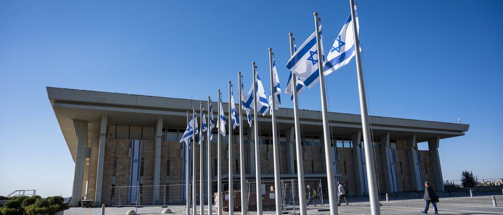 Israelische Fahnen wehen vor der Knesset, dem Einkammerparlament des Staates Israel.