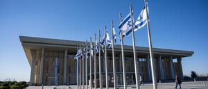 Israelische Fahnen wehen vor der Knesset, dem Einkammerparlament des Staates Israel.