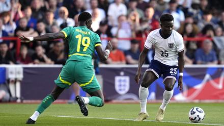 Englands Bukayo Saka (rechts) tat sich mit seinem Team gegen Senegal schwer