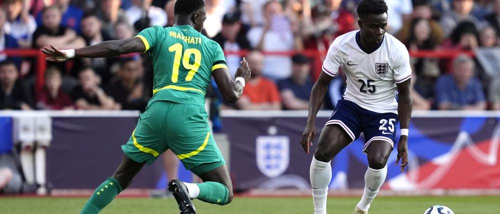 Englands Bukayo Saka (rechts) tat sich mit seinem Team gegen Senegal schwer
