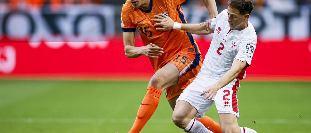 Micky van de Ven (links) zählte zu den zahlreichen Torschützen der Niederlande