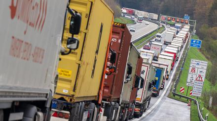 Bislang werden die meisten Lkw mit Diesel betrieben. (Archivbild) 