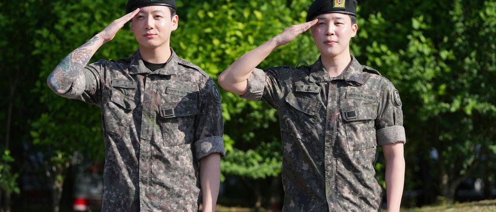 Die Mitglieder der K-Pop-Band BTS, Jimin (r) und Jung Kook, salutieren nach ihrer Entlassung aus dem Militärdienst.