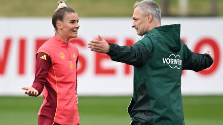 Vorfreude auf die EM: Christian Wück (mit Stürmerin Selina Cerci) 