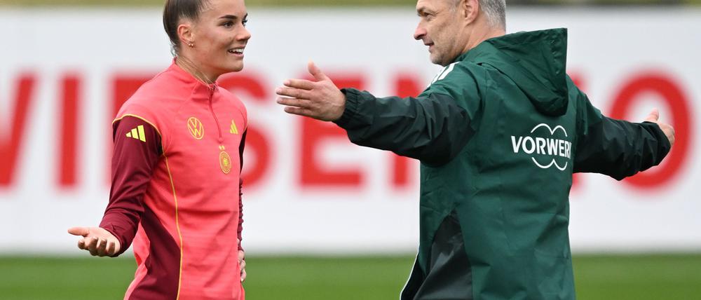Vorfreude auf die EM: Christian Wück (mit Stürmerin Selina Cerci) 