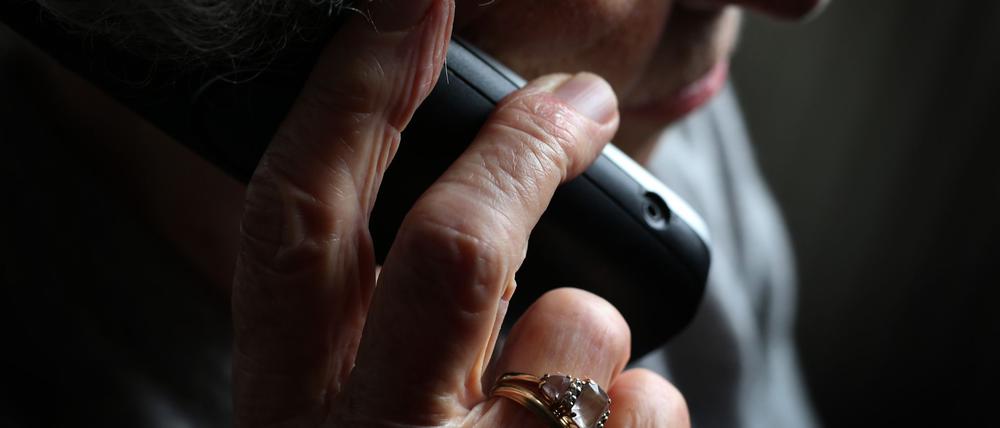 Im Kampf gegen sogenannte Schockanrufe organisierter Betrügerbanden vernetzt sich die Polizei internationaler. (Symbolbild)