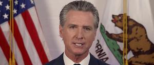 Das vom Büro des kalifornischen Gouverneurs veröffentlichte Handout zeigt Gouverneur Gavin Newsom während einer Ansprache.