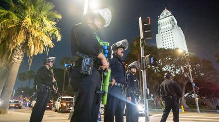 Einsatzkräfte der Polizei von Los Angeles nahe dem Rathaus der US-Metropole.