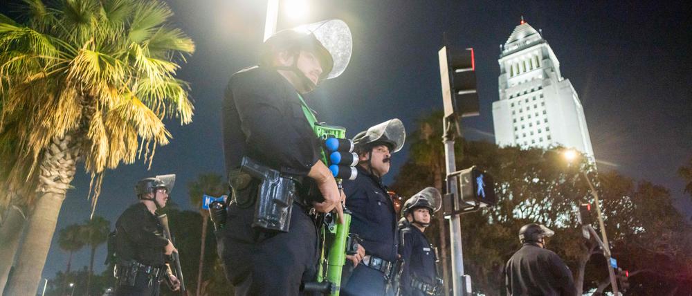 Einsatzkräfte der Polizei von Los Angeles nahe dem Rathaus der US-Metropole.