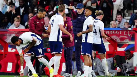 Englands Trainer Thomas Tuchel (M) konnte mit der Leistung seiner Spieler gegen das Team aus Senegal nicht zufrieden sein.