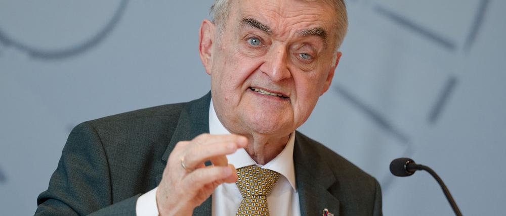 NRW-Ministerpräsident Reul macht vor allem die zunehmende Radikalisierung junger Menschen Sorge.