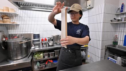 Spezialität hausgemachte Nudeln: Bozhen Wang, Inhaber des neuen Restaurants Da Da Noodle, in Aktion.