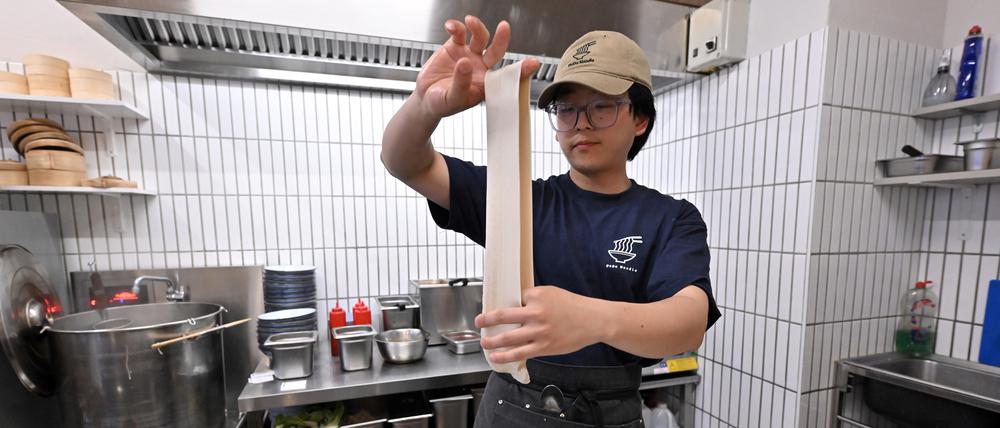 Spezialität hausgemachte Nudeln: Bozhen Wang, Inhaber des neuen Restaurants Da Da Noodle, in Aktion.