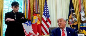 Vor Wochen noch heile Welt: Elon Musk (l) bei Donald Trump (r) im Oval Office.