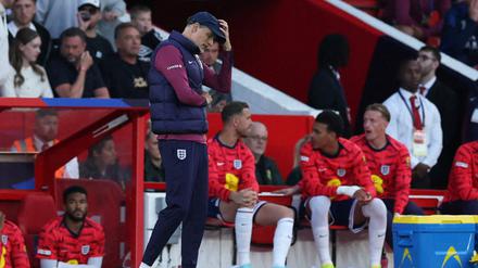 Thomas Tuchel verzweifelt vor der englischen Bank. Die Three Lions verlieren gegen Senegal ihr erstes Spiel unter dem neuen Trainer.