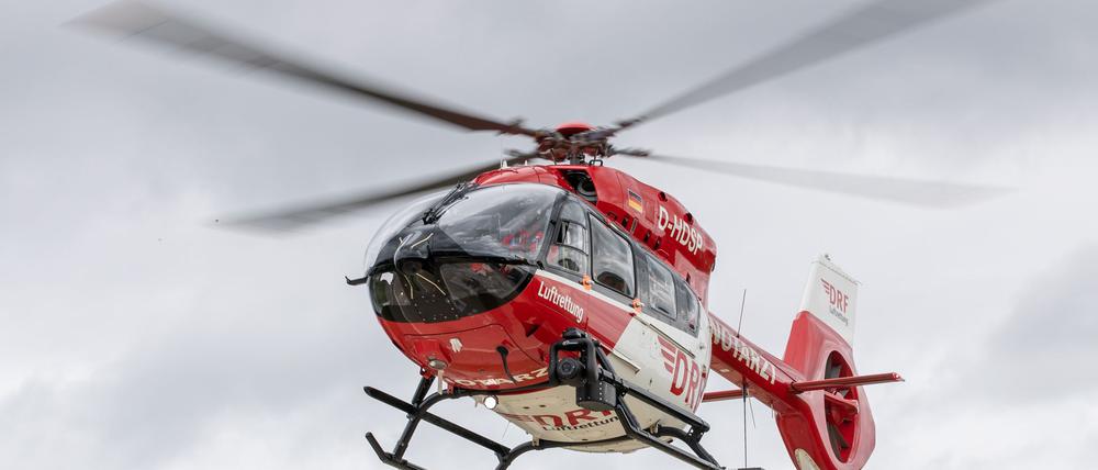 Mit einem Rettungshubschrauber wird das Mädchen in eine Kinderklinik gebracht. (Symbolbild)