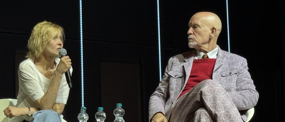 „In the Solitude of the Cottonfields“ mit Ingeborga Dapkunaite und John Malkovich auf der Bühne im Admiralspalast