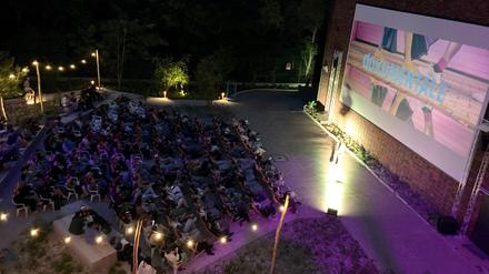  Freiluftkino bei der Dokumentale in den Tempelhofer „Atelier Gardens“. Credit: British Shorts