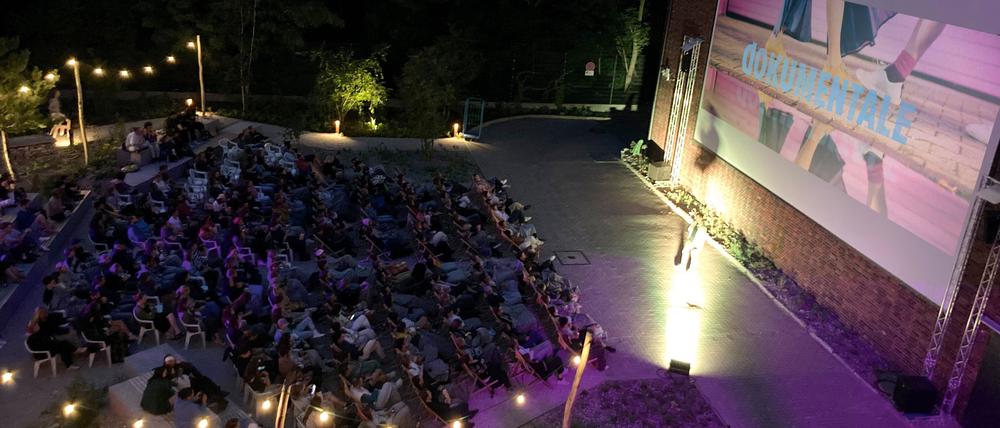 Freiluftkino bei der Dokumentale in den Tempelhofer „Atelier Gardens“. Credit: British Shorts