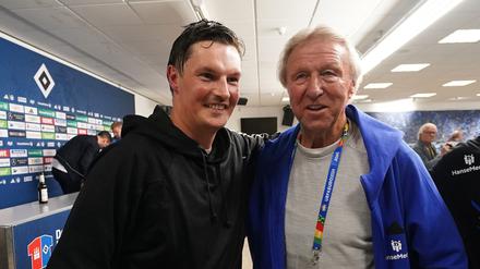 Horst Hrubesch (r) nach dem HSV-Aufstieg mit Trainer Merlin Polzin.