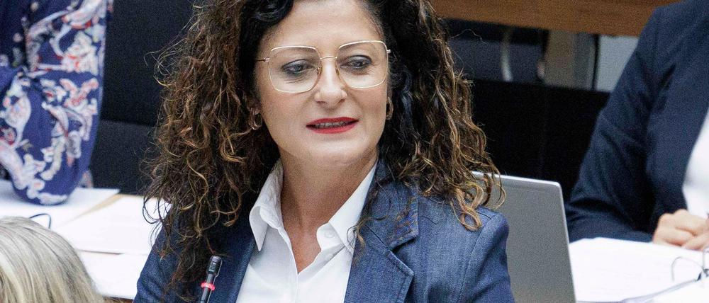 Sozialsenatorin Cansel Kiziltepe (SPD) reagiert auf Äußerungen ihrer Kollegin Sarah Wedl-Wilso (parteilos) zur „Demokratieklausel“ (Archivbild)