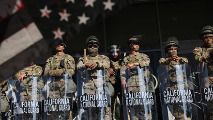 Soldaten der Nationalgarde sind während Protesten in der Nähe eines Eingangs zu einem Bundesgebäude in Los Angeles postiert. 
