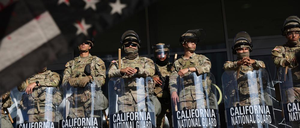 Soldaten der Nationalgarde sind während Protesten in der Nähe eines Eingangs zu einem Bundesgebäude in Los Angeles postiert. 