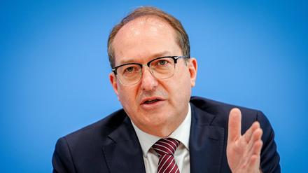 Alexander Dobrindt (CSU), Bundesinnenminister, stellt den Verfassungsschutzbericht 2024 vor.