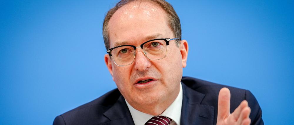 Alexander Dobrindt (CSU), Bundesinnenminister, stellt den Verfassungsschutzbericht 2024 vor.