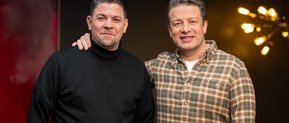 Duell der Spitzenköche: Weltstar Jamie Oliver tritt erstmals gegen den deutschen TV-Liebling Tim Mälzer an.