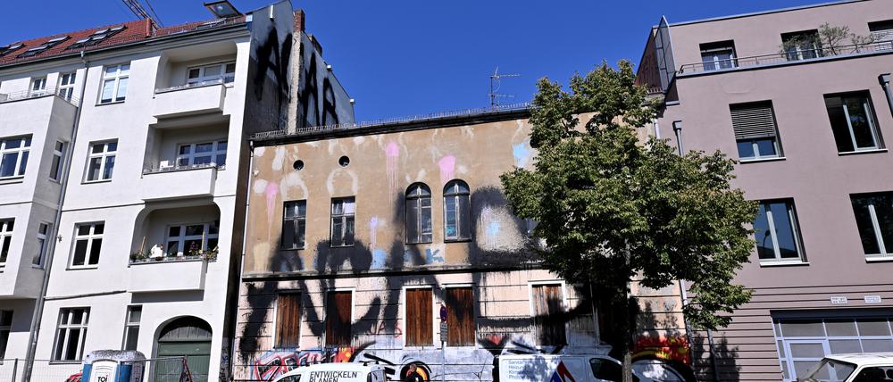 In der Zeppelinstraße ist der Schriftzug gleich mehrfach zu sehen. Etwa ein Dutzend dieser großen „ACAB“-Schriftzüge gibt es in der Innenstadt.