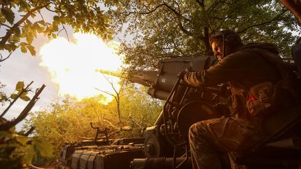 Ein ukrainischer Soldat der 43. separaten Artilleriebrigade feuert am 30. Mai 2025 an einer Frontlinie in der Region Donezk auf russische Stellungen.