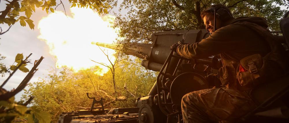 Ein ukrainischer Soldat der 43. separaten Artilleriebrigade feuert am 30. Mai 2025 an einer Frontlinie in der Region Donezk auf russische Stellungen.