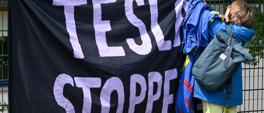 Kritiker des US-Elektroautoherstellers Tesla haben gegen die Autofabrik in Grünheide protestiert.