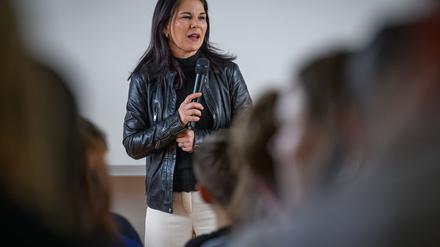 Die scheidende Brandenburger Bundestagsabgeordnete Annalena Baerbock (Grüne) diskutiert mit Schülerinnen und Schülern.
