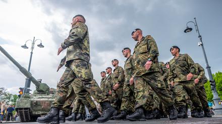 Bundeswehrsoldaten kommen zum Aufstellungsappell der Panzerbrigade 45 in der litauischen Hauptstadt. 