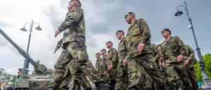 Bundeswehrsoldaten kommen zum Aufstellungsappell der Panzerbrigade 45 in der litauischen Hauptstadt. 