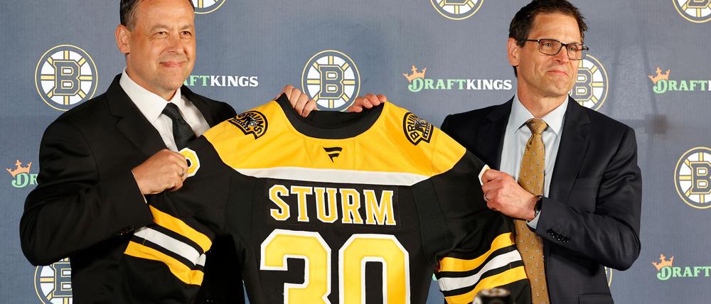 Der frühere Bundestrainer Marco Sturm (l) ist der 30. Trainer bei den Boston Bruins und erster deutsche Coach in der NHL.