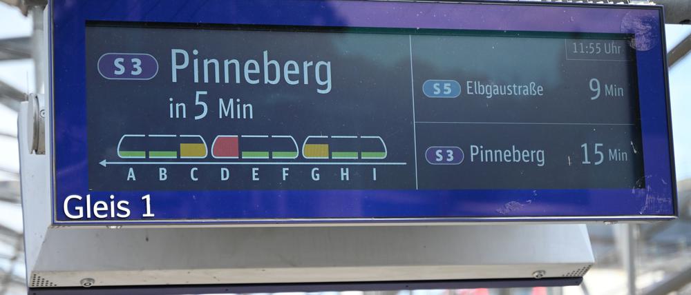 In Hamburg informiert eine Anzeige über die Auslastung einer S-Bahn.