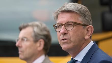 10.06.2025, Berlin: Wolfram Weimer (r), Staatsminister für Kultur und Medien, spricht auf einer Pressekonferenz vor dem Humboldt Forum. 