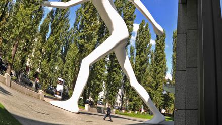 „Walking Man“ von Jonathan Borofsky. Die Skulptur steht vor dem Haupteingang des Verwaltungsgebäudes der Münchener Rückversicherungs-Gesellschaft im Stadtteil Schwabing.