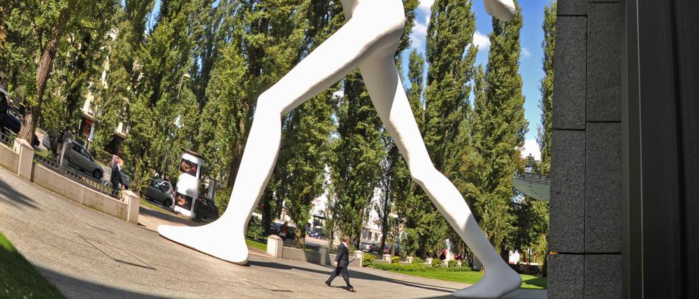 „Walking Man“ von Jonathan Borofsky. Die Skulptur steht vor dem Haupteingang des Verwaltungsgebäudes der Münchener Rückversicherungs-Gesellschaft im Stadtteil Schwabing.